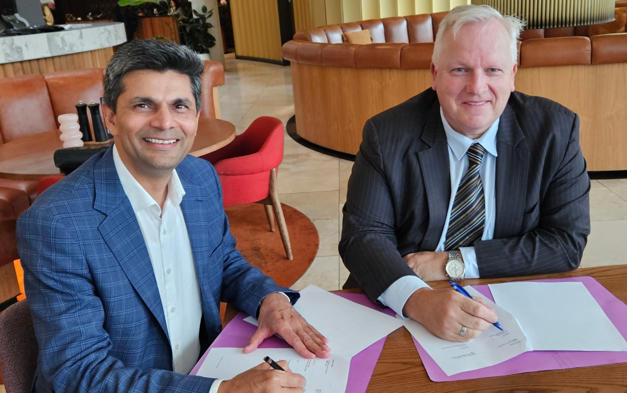 Kris Poria, CEO and Co-Founder of EarlyBirds (left) with Dr Mark Hodge, CEO DMTC Limited, signing the partnership agreement.